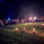 Vůně benzínu přes den, praskání ohně večer – víkend, jak má být!