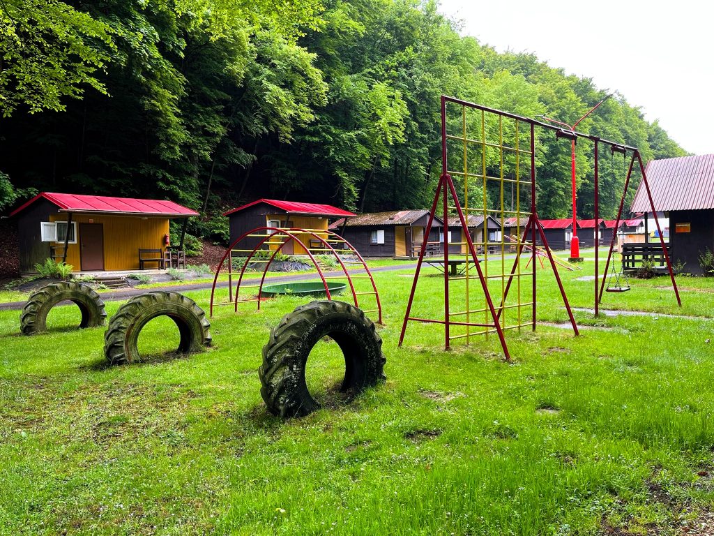 Venkovní hřiště a houpačky